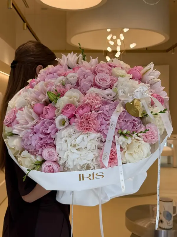 Міксбукет з півоніями, трояндами та евкаліптом